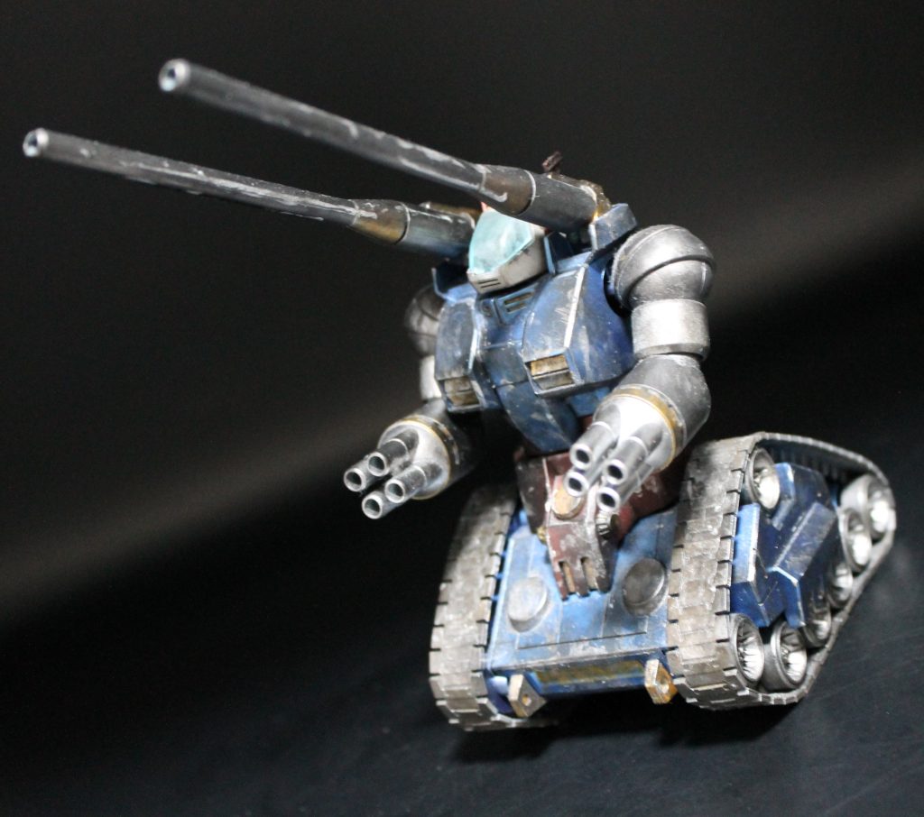 斜めからの一枚。肩のキャノンがやはり絵になる。金で一部塗装したのでちょっとリッチに見えます。胴体はプライマリーメタリックレッド、プライマリーメタリックブルーで塗装。ウェザリングの下から良い感じの金属光沢を演出してくれています。