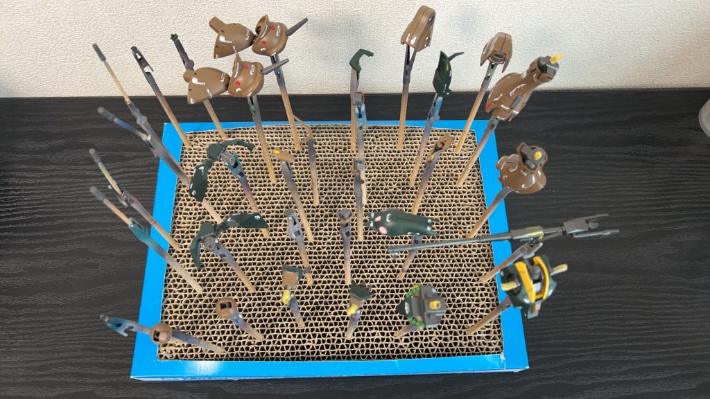 なるべく分割してクリアーを吹きましたが、後で組む時に硬くて困りました。