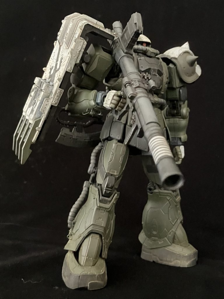 はい。頭と両肩、手の甲のみ白です。がっかりされましたか笑もしレクイエムにホワイトオーガーが登場すればこんな感じじゃなかろうかと。エースパイロットが搭乗するザクとはいえ、ボディ全体を真っ白には塗ってないんじゃないかと思いましてです。