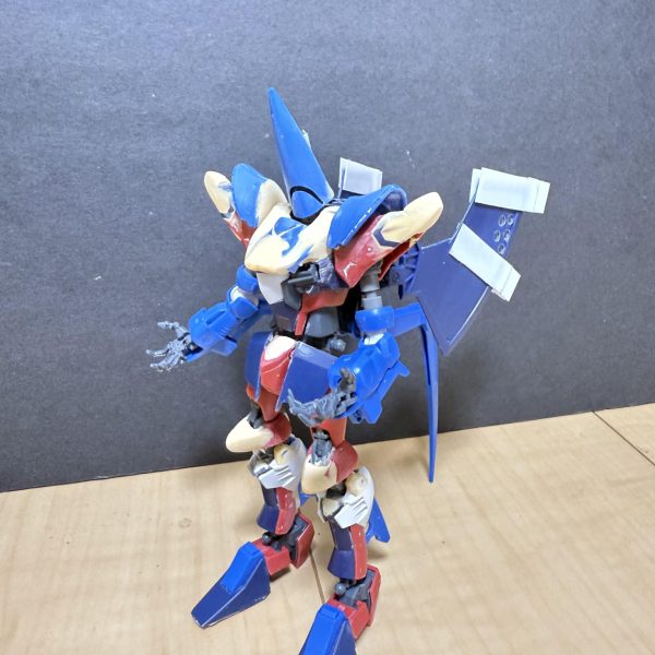 ジークアクス版のハンブラビを制作中です！ジークアクスの最終回には間に合いませんでした😭特徴的な背部ユニットを開発しています！ジークアクス版のハンブラビは、背部ユニットのウィングにも穴が空いているんですね！大気圏での運用は難しいでしょうね笑前回の投稿でお伝えしたように、肩、というか腕の位置を変更しています！調子に乗ってポーズを笑このポーズをとるパイロットはヤザン！貴様かっ！（4枚目）