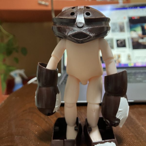 百均のドールボディ？を使って何者かにならないかと思案中。 嘴はあえてそのまま上向きで。（1枚目）