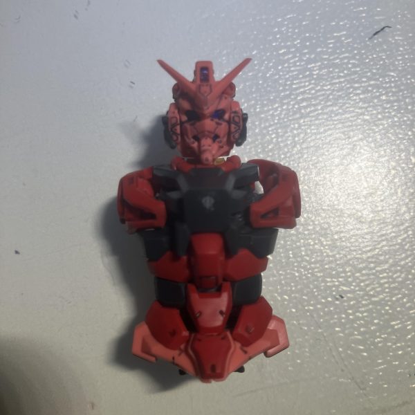 赤いガンダム作り始めました。最初はピンク多くて足とか大丈夫かなって思ったんですけど、墨入れしたら綺麗に見えるもんですね。ちなみにミスって足から作り始めちゃいました。ここに艶消し塗って色々やってみたいですね、想像が膨らみます。（2枚目）
