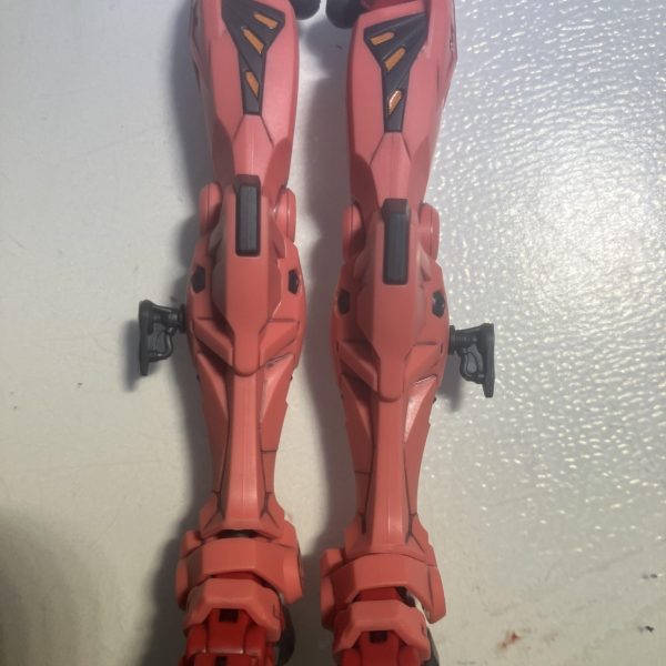 赤いガンダム作り始めました。最初はピンク多くて足とか大丈夫かなって思ったんですけど、墨入れしたら綺麗に見えるもんですね。ちなみにミスって足から作り始めちゃいました。ここに艶消し塗って色々やってみたいですね、想像が膨らみます。（3枚目）