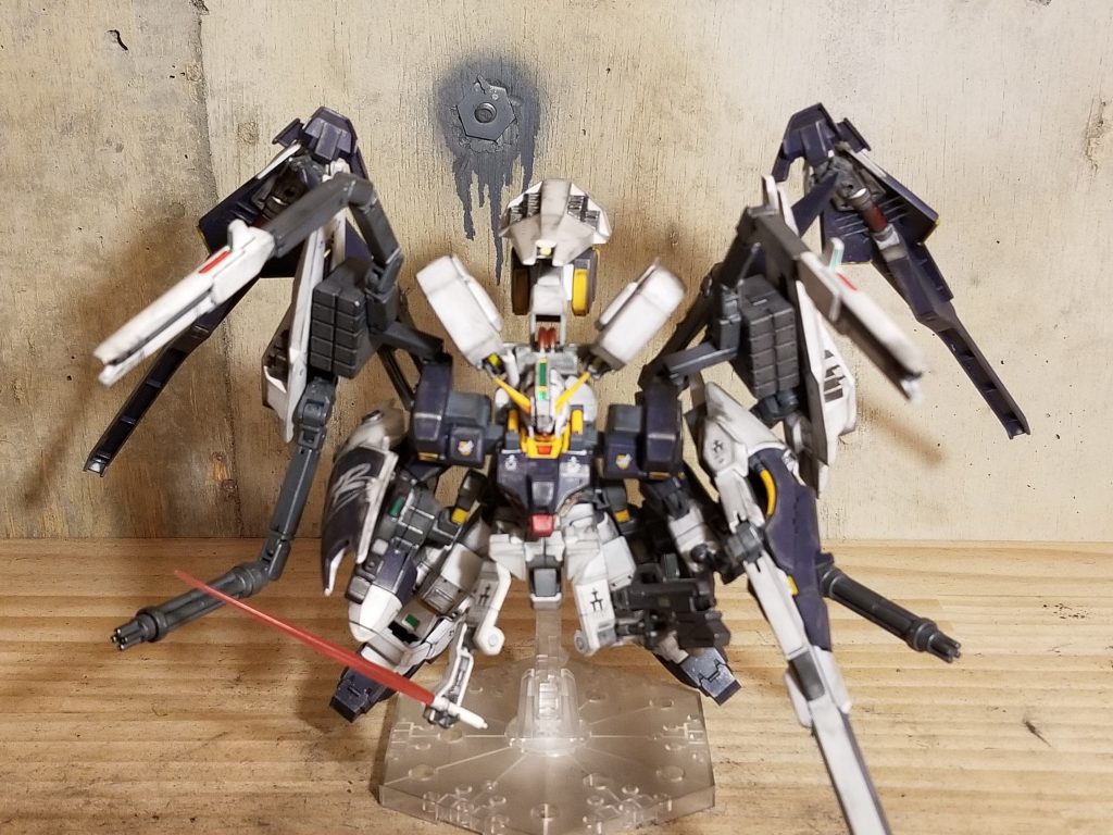 肩のメガ粒子砲はアームユニットに接続、フレキシブルな射撃を可能とするだけでなく、ビームをサーベル化してZZのハイパービームサーベルに匹敵するビーム刃として近接戦にも対応。ミサイルポットやガトリングガンはIフィールド搭載機迎撃用に装備される。