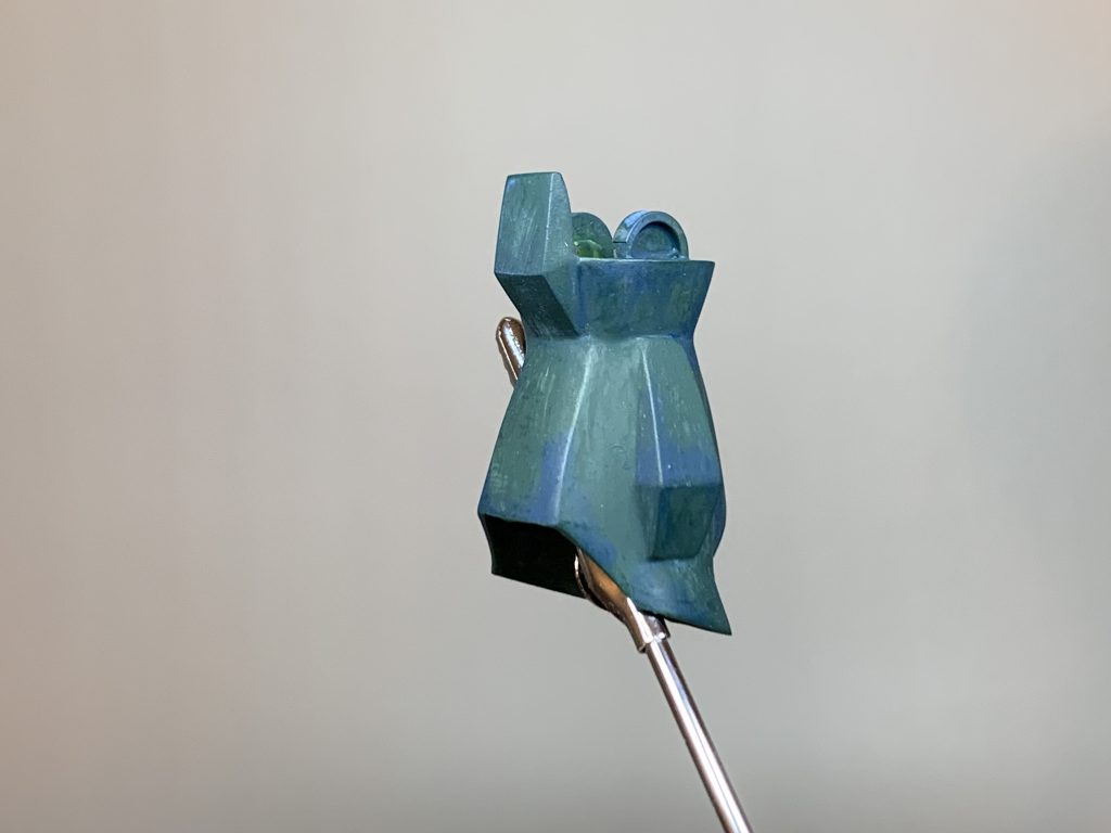 わかりにくいですが、基本色の青緑の上に青を点付け滲ませ塗装をして、味は出ない物かと試しながら塗装しました。