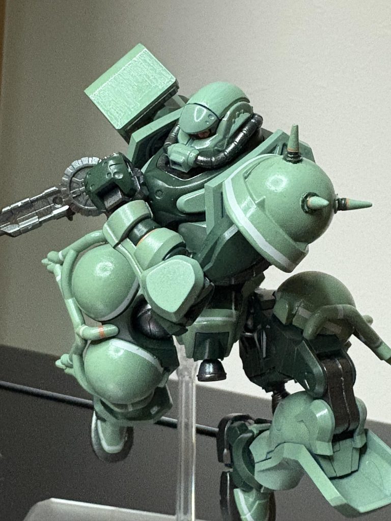 ほぼ最新キットのため可動域が広く、ショルダータックルもできる。ちなみに1パーツのくせしてライン含めると4色もあるという鬼畜仕様。