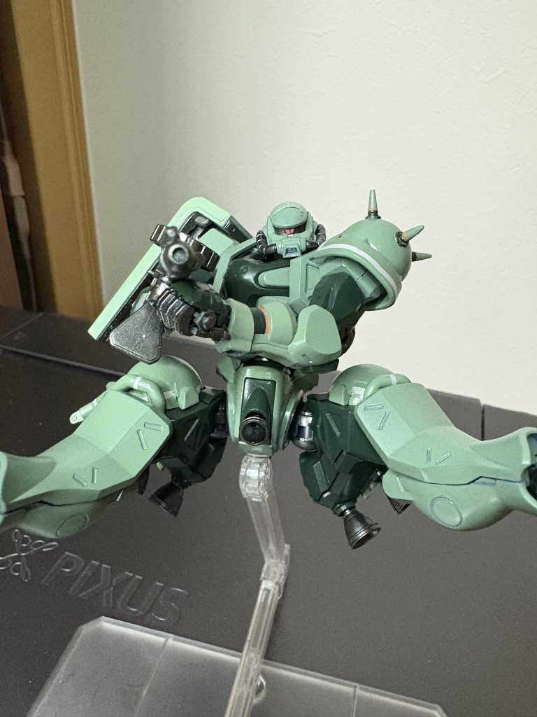 よく見ると、Z系MSみたいにモノアイ部分に十字のスリットが入っていたりする。