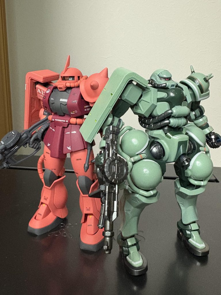 HGUCシャアザクとの並び。どちらも違った良さがあって良いですね。