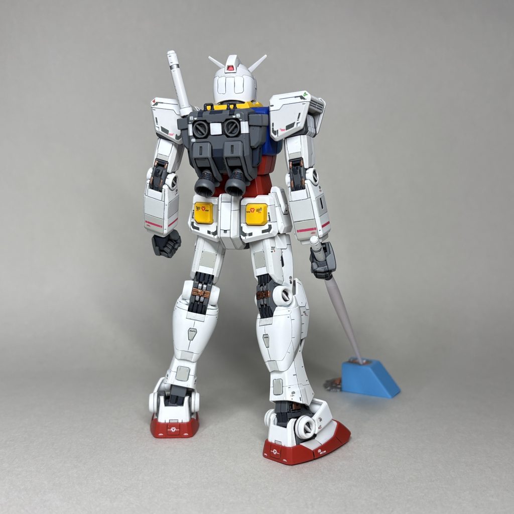 うしろRG ガンダムVer.1.0よりも扱いやすくて好きなキット(累計3体目の全塗装完成品)ですが、きちんと塗り分けるのは大変です。
