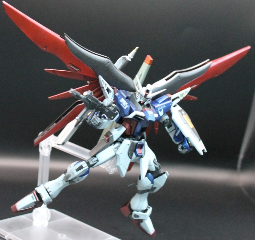 OPのポーズ風。やっていたのはフォースインパルスでしたけどね。光の翼やアロンダイトに目を持っていかれがちでしたが、このビームライフルも中々絵になる。けどあまり記憶にないなと思ったら映画では未登場らしい。おのれフェムテク装甲。