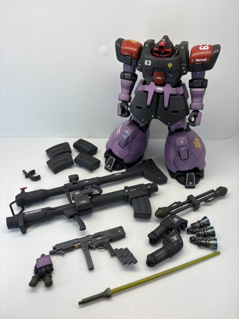 装備品一色です。主兵装はラケーテンバズ（これも入手時から破損）ですが、防盾（ぼうじゅんと読みます）を装備していません。予備にジャイアントバスを携行しています。キットのスカート内のバーニアは貧弱だったのでドムの物と交換しました。(^○^)少佐の言っていた新型フィルターも写っています。これはドイツ軍のBf109G戦闘機の物とほぼ同じ形状で、アフリカ戦線で使用していたそうです。