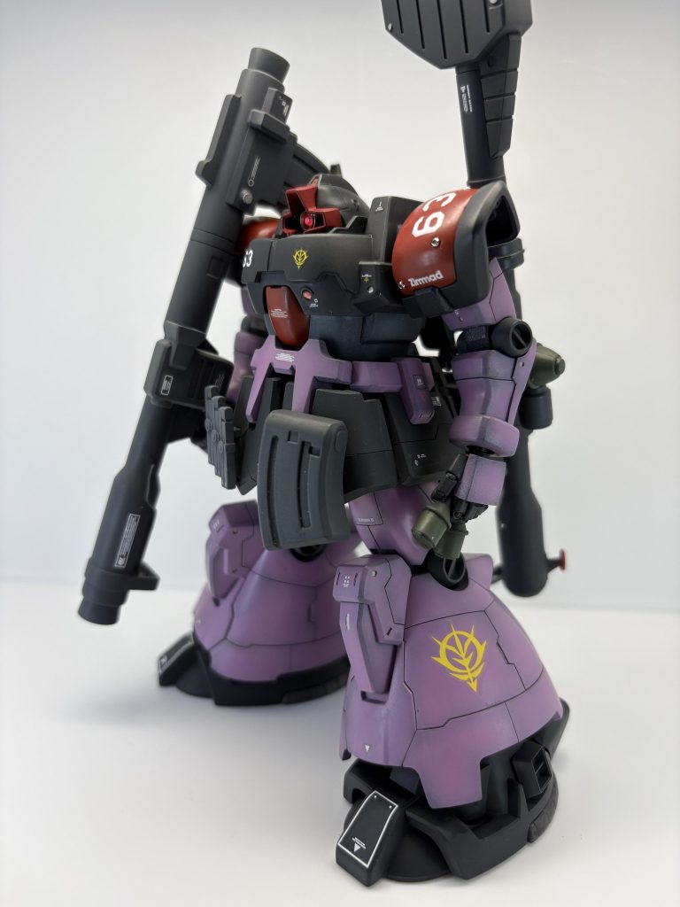 左側側方から頭部は定番工作ですが、中をくり抜いて、メタルパーツを使用しディテールアップ。額のセンサーもくり抜いて、他キットのクリアーのランナータグを埋め込みました。