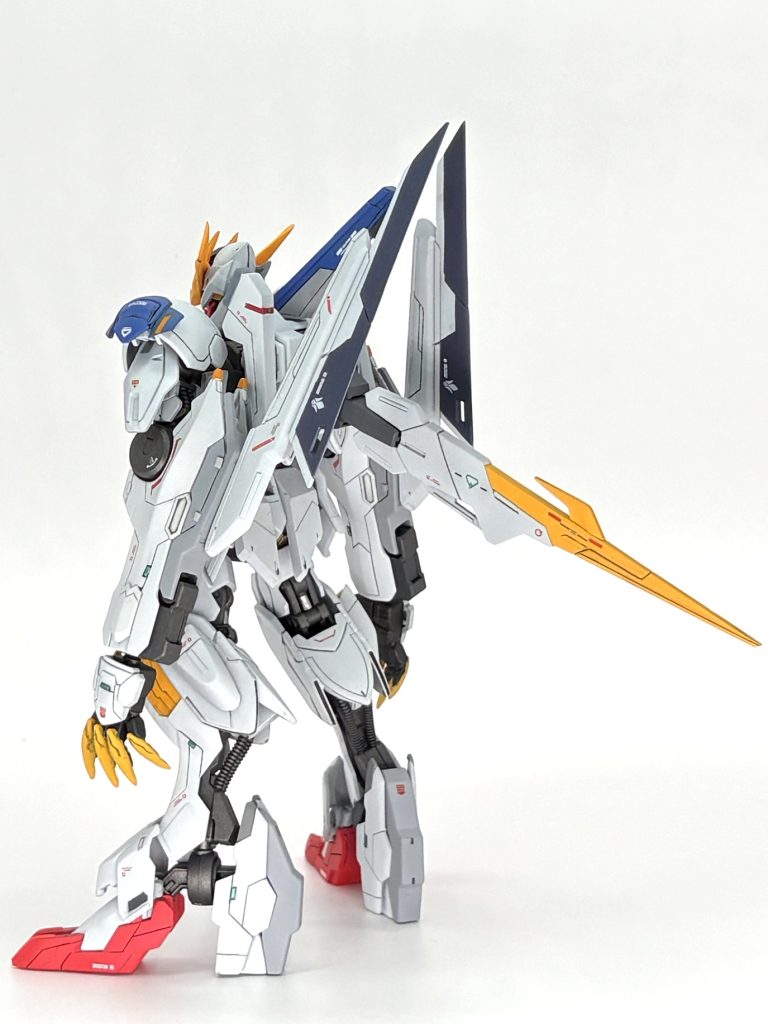 両腕に大型カッターを装備機体のイメージコンセプトは「切り裂く」です