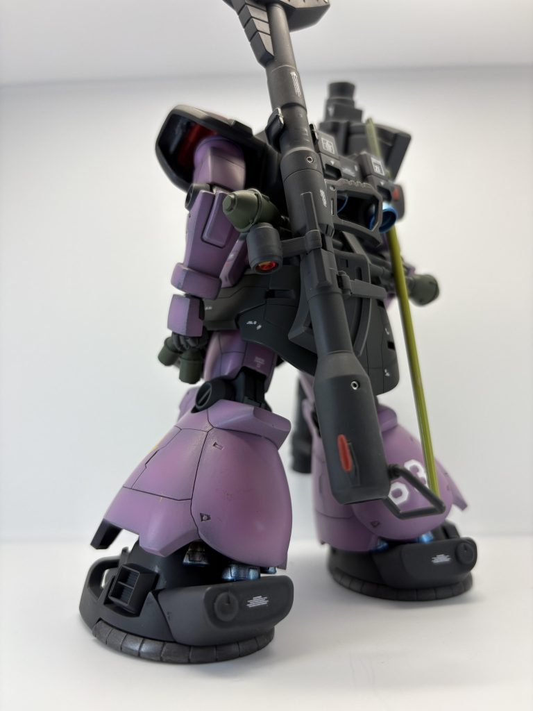 左後方から脚部もポリキャップの基部が破損していたため、プラ板で補修。どうせならと脚部にドムのジャンクパーツからバーニアを取りつけました。バトオペ2の設定準拠です。青焼け塗装したんですが、見えない…