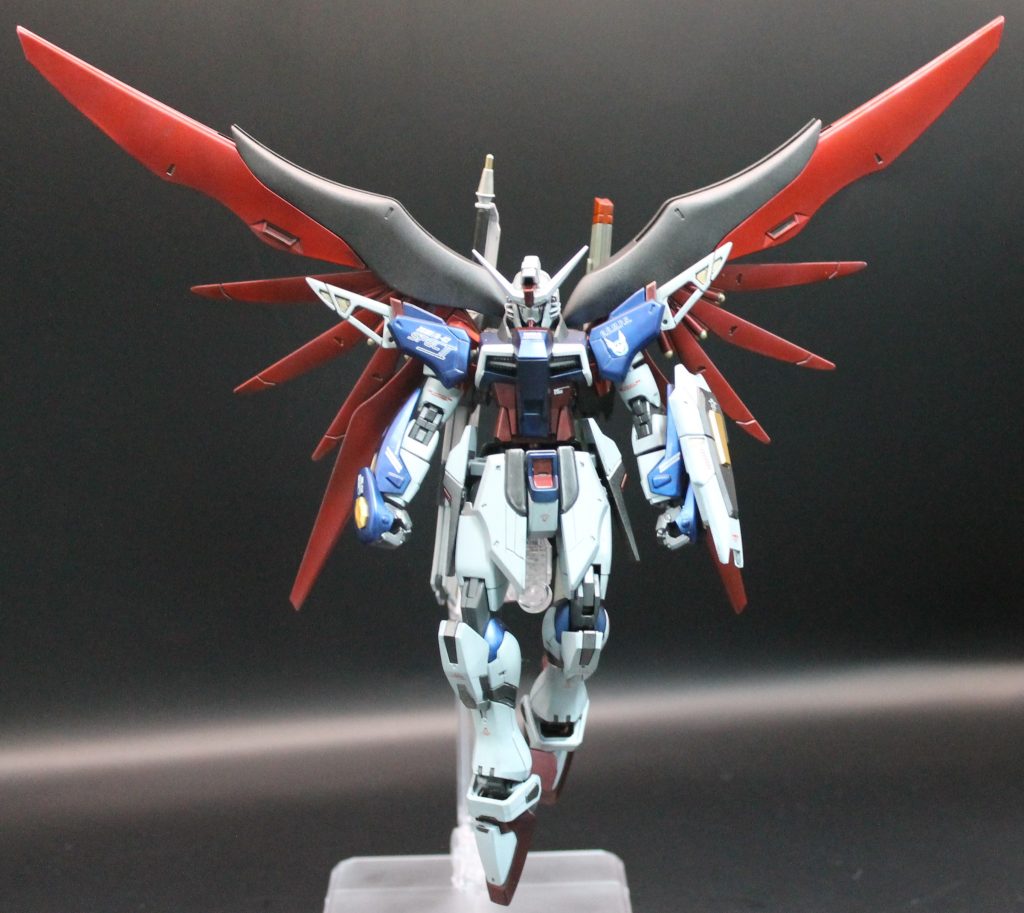 羽を広げさせて一枚。手に何も持っていませんがそれでもかっこいい。脳裏にこのポーズが焼き付いているせいでしょうか。デスティニーは例のポーズが多いのでポージングの参考になりますね。