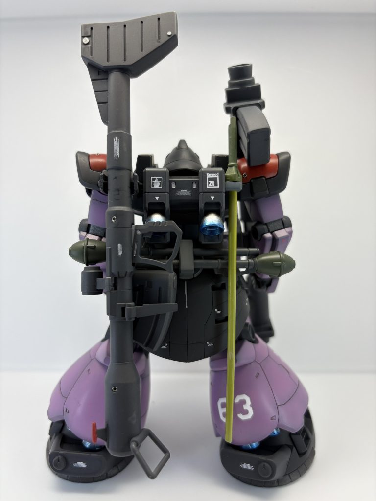 背後からバックパックのバーニアも以前作成したドムの、余剰パーツに付け替えました。こちらも青焼け塗装、武器の取り付けも工夫してみました。シュツルムファウストはケンプファーのジャンクから、こちらはプラ板積層に穴を開けた物を、マシンガンのマウントにちょうどはまるよう工作しました。なかなか気に入っています。バックパックを加工し、ケンプファーの余剰パーツを使用しマウントしています。