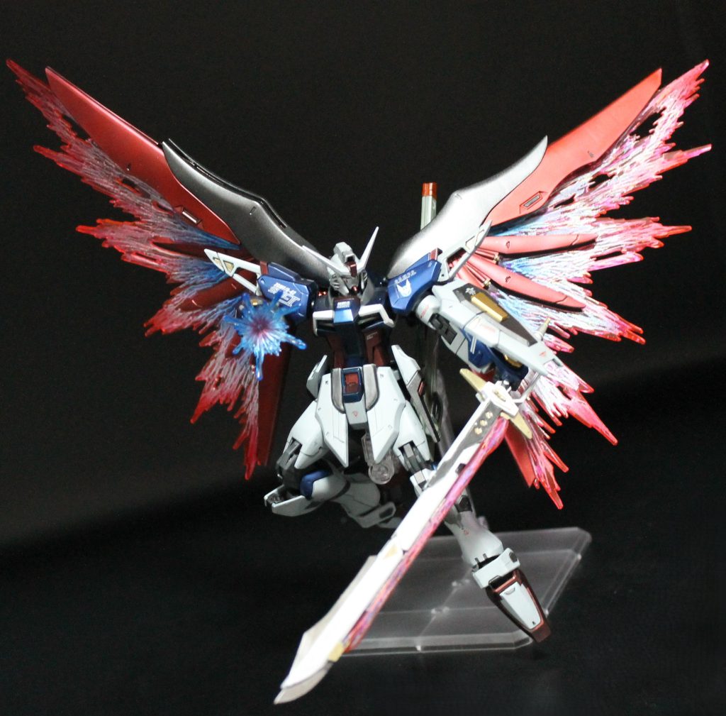 そしてヴォワチュール・リュミエール、アロンダイトビームソード、パルマフィオキーナ全部乗せ。光の翼やビームソードに塗ったトランザムホロレッドがとてもいい感じ。発生部分の辺りにブルーを塗るというのも見様見真似でしたが様になってますね。組み立て時にわくわくが止まりませんでした。