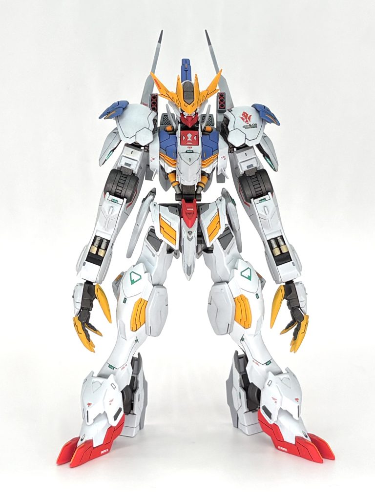 主な改造は胴を2㎜、肩幅を片側3㎜、首1.5㎜延長、これにより上半身がかなりボリュームアップできました胴のシリンダー自作、爪の延長、各部シャープ化、ショルダーアーマーの取付位置を下げてより密着できるようにしましたスジボリ追加、チップを使いセンサーを増設してます