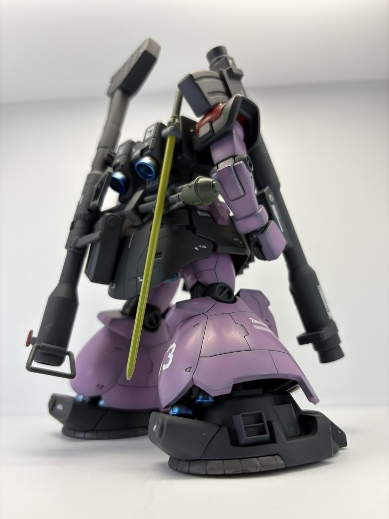 機体設定です。本機はMS-09ドムのロールアウト前から局地戦用に改修されていたMS-09Dトロピカル・ドム（局地戦型ドム）のデータを基に作成されたものである。ドムでは一体化していたバックパックが分離したのもこのためである。乾燥地帯向けに脚部に防塵フィルターを装備したのも特徴であるが、本機は正式採用前の姿であり、フィルターの形状が採用機とは異なっている。本機のテストはZTT（ZEON TEST TEAM）であり、担当パイロットは(*´ω｀*)中尉である。