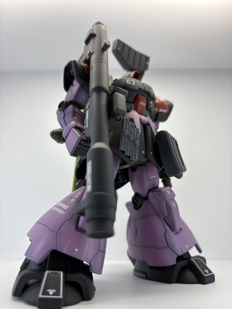 (*´ω`*)新型ドムの運用試験報告いたします。以前テストしたドム同様素晴らしい機動性であります。またバックパックを分離した結果、故障時の部品交換が容易になりました。更に武器マウントが豊富で武器に輸送能力にも長けており、継戦能力の向上に寄与しております。(^o^)うむ、よくわかった。統合整備のOSとコックピットはどうだ？(*´ω`*)はい、私はジオニックにありましたので、特に違和感は感じませんが、ドムからMSパイロットになった新兵は機種転換の訓練が必要ですね。(^○^)なるほど（まあ大した問題ではないか）他には？脚部に施したフィルターはどうかな？(*´ω`*)はい……。こちらは大問題であります。脚部側面に装備した防塵フィルターは全く機能しておらず、ホバーユニットがしょっちゅう詰まるため、整備兵にはすこぶる評判がわるいです。この問題を解決しないことには採用は…(^○^)ん、採用は決まってるんだな、それに解決策は見つけたんだよね。(*´ω`*)え？解決策？？本当ですか？？！(^○^)うむ、ヒントは旧世紀なんだな。(*´ω`*)（どゆこと？）(^○^)旧世紀のドイツ軍も同様の問題があったようで、戦闘機に防塵フィルターを付けていたんだな。これをヒントにというか、丸パクリしてフィルターを試作して送ったから、これを取り付けて正式に採用なんだな。(*´ω`*)え？これを取り付けて試験しないんで？(^○^)うむ、きっと上手くいくからもう量産をかいししているよ。採用名はトロピカル・ドムとの区別をつけるため、ドム トローペンなんだな。(*´ω`*)り、了解しました。（トロピカルをドイツ読みにしただけやん？しかし我が軍もドイツ好きやな）