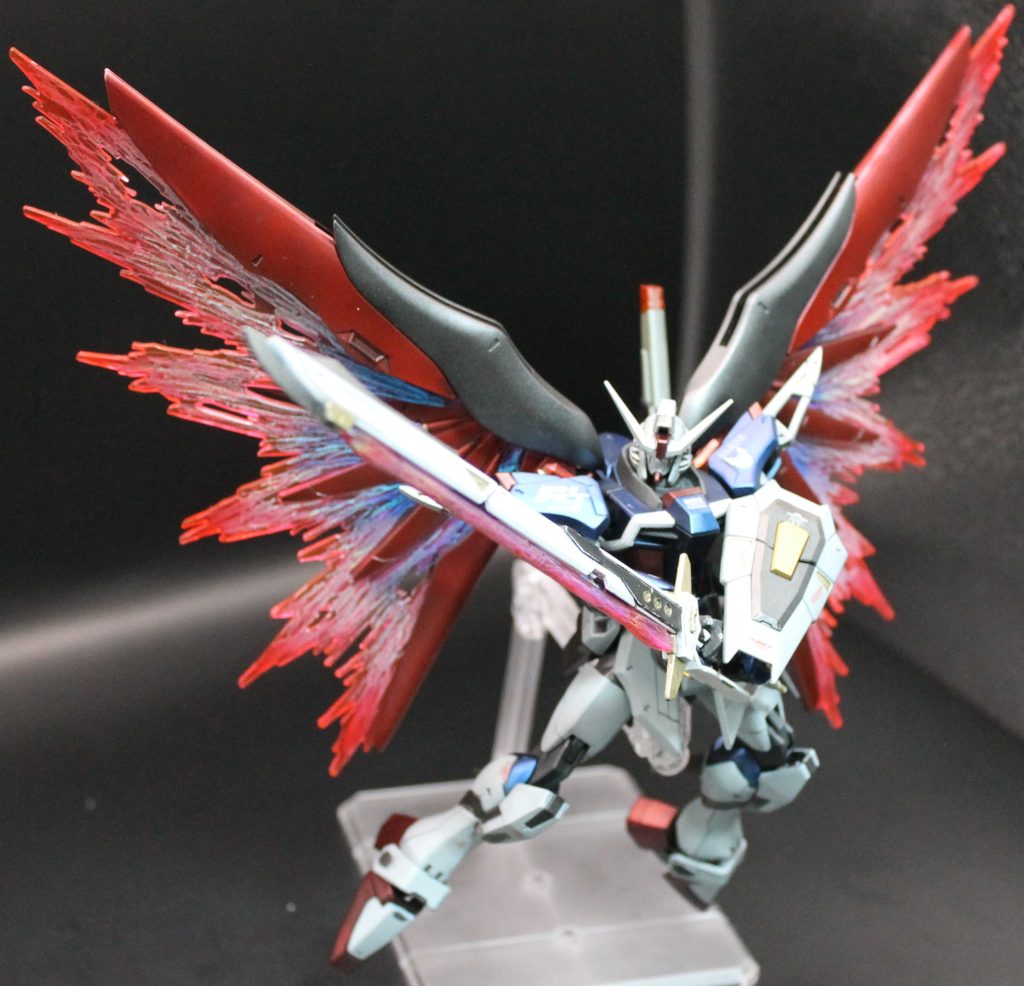 両手でアロンダイトを構える一枚。光の翼とデカい剣!気迫を感じられていいですね。こうもかっこいいと電飾にもチャレンジしたくなってきます。光ってる作品を見てると本当わくわくしますから。