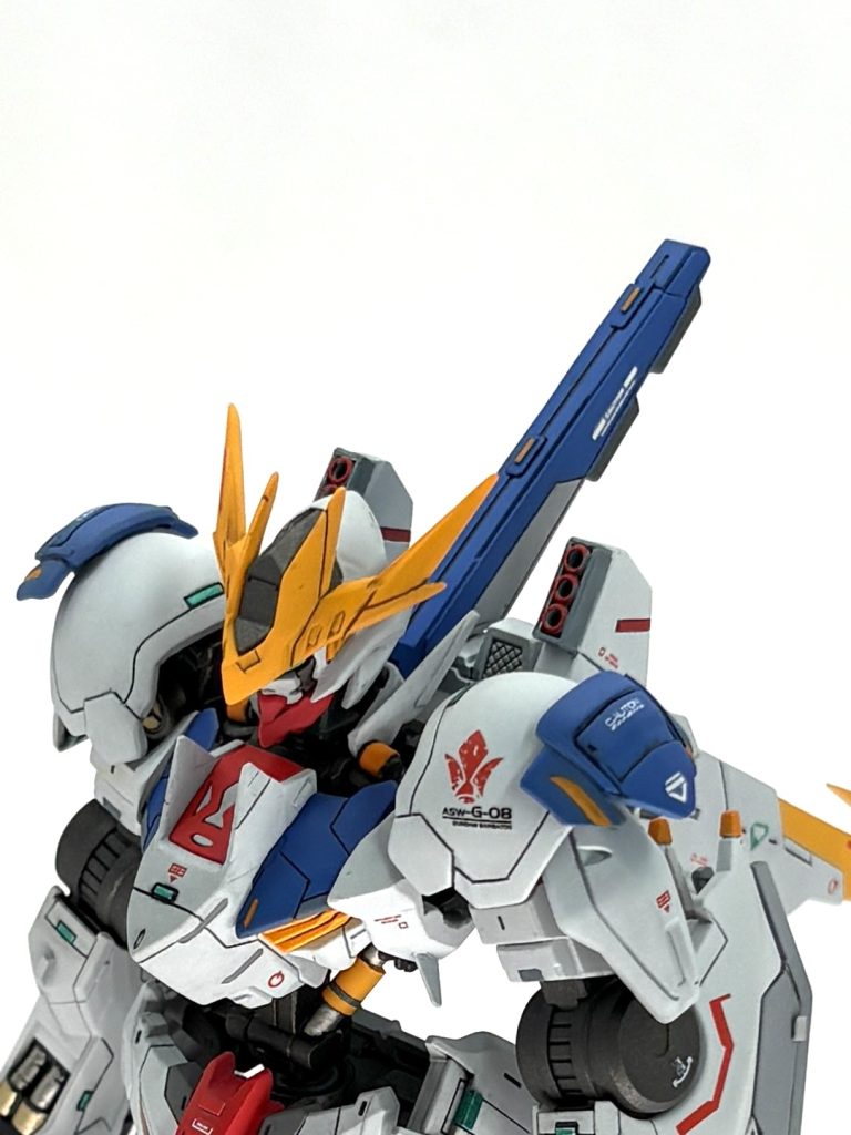 ランドセルにバーニア追加して高機動化左右に3連装ミサイルポッドを装備、ショルダーアーマーに装甲を追加してます