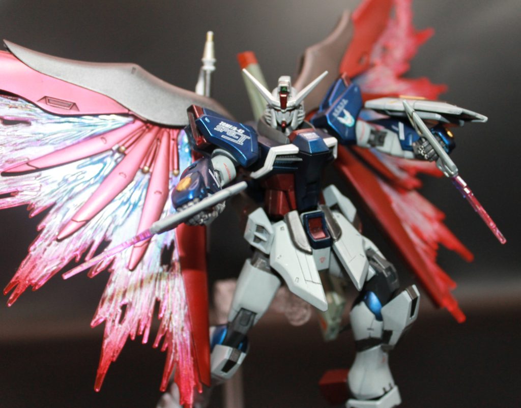 ブーメラン逆手持ち。こんなシーンは無く、分身してめちゃくちゃに投げてた記憶。どの武器を構えさせてもかっこいいですねデスティニー。映画で武装をフルに使ってたことを思い出します。早く「FREEDOM ZERO」も観たいところですがデスティニーは多分出てきませんよねえ…実はSEEDとDESTINYは総集編で済ませてしまったので、デスティニーの活躍を観にDESTINY本編を見に行ってもいいかもしれませんね。シンの境遇がお辛くて耐えられるかわかりませんが…映画後半での生き生きした様子からの落差でおかしくなってしまいそう。