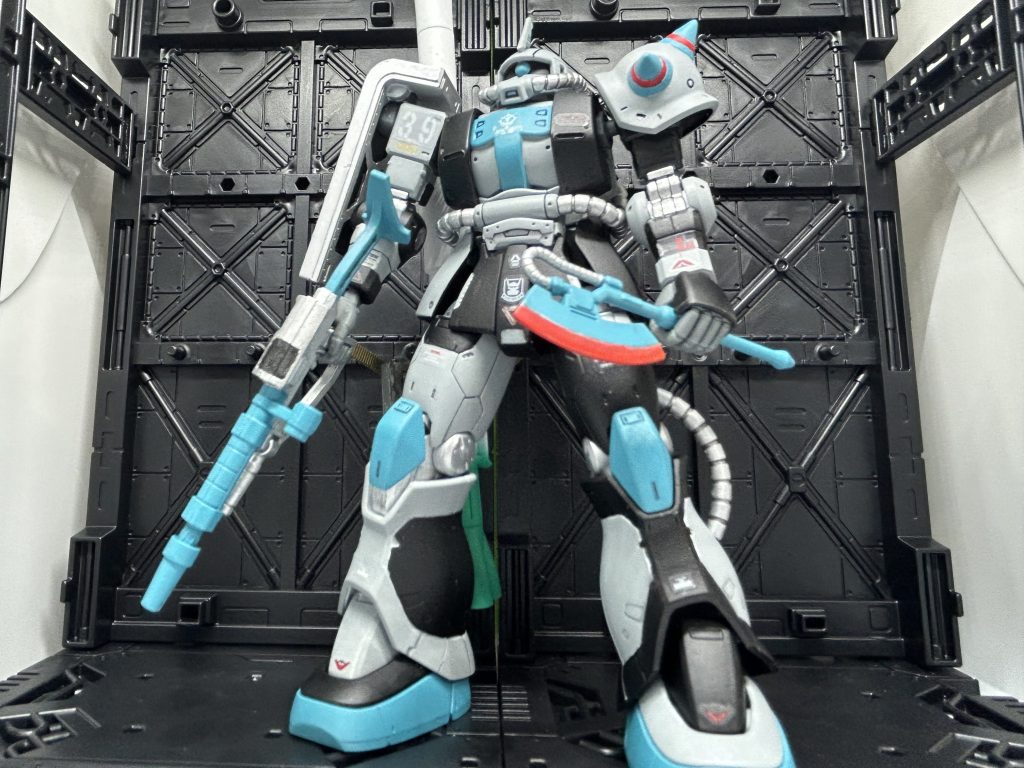 ただ塗っても面白くないんでアシンメトリーに塗り分けてみました