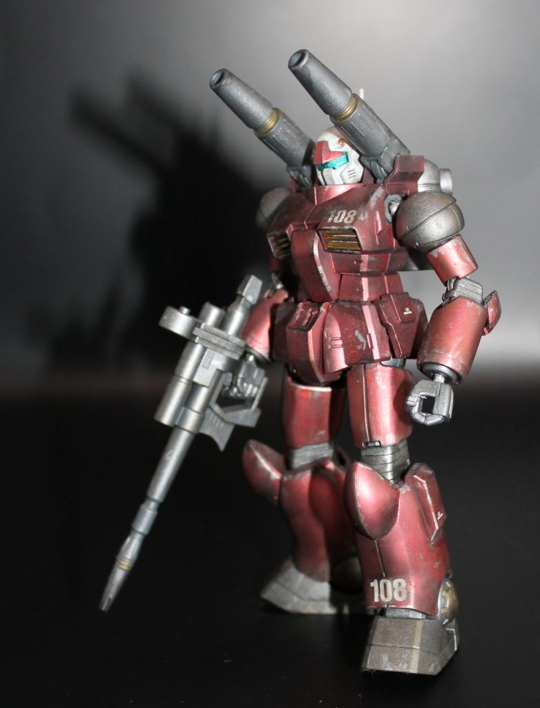 全体像。やはりメタリックの上から汚すと重厚感が出ますね。綺麗なワインレッドなガンキャノンも良いものでしたが。ガンタンクから学んでクリアパーツには艶消しをしていないようです。えらい。しかし気になるのは股間のパーツ。どこかへ消えています。どうやらウオッシングの時に使ったエナメル塗料により接合部が割れ、飾っている最中にどこかへポロリと落ちてしまったようです。ここいらで落としたパーツ、誰か見ませんでした?