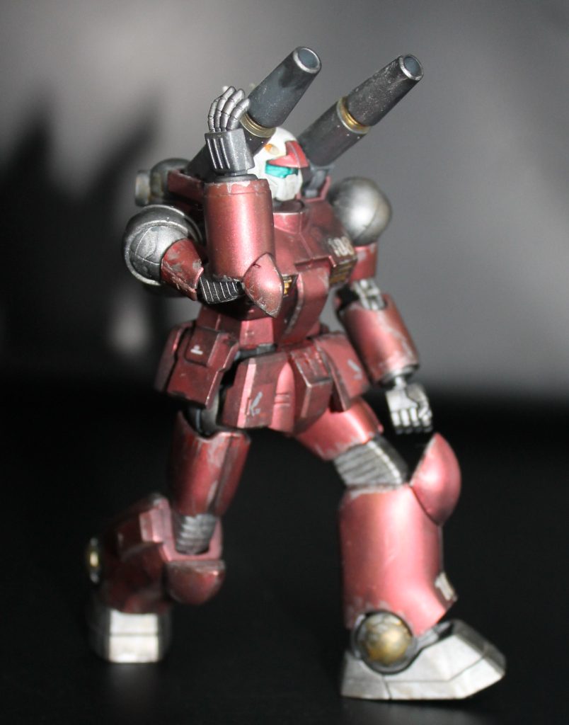 キャノン構え。中々ポーズが難しいですね。キャノンも本体もかっこよく撮りたいものです。しっかり汚せているように見えます、ドライブラシとウェザリングマスターのおかげですね。右腕部のエナメル塗料による割れも何とか誤魔化せている…はず。