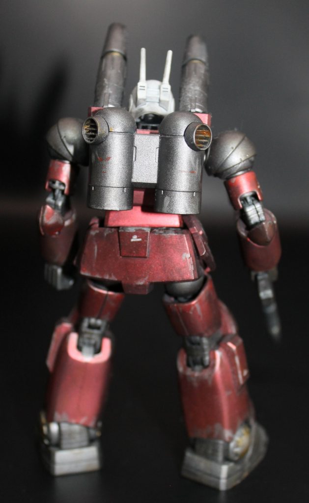 後ろ姿。やはりどっしりとしていてかっこいいです。けれどデカールが曲がっている…どうせ見えないからと油断していましたね。汚しもガンタンクと比べ控えめに思えます。汚しすぎたと思ってエナメル塗料を頻繁に拭き取っていた記憶があるので、それが原因でしょう。だからパーツも割れてしまう。