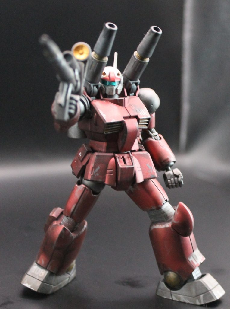 ビームライフル構え。部分塗装も適度に行っています。とりあえず金を差し色として使うのは今と変わりませんね。便利だからしかたないですが、色々試していきたいところ。