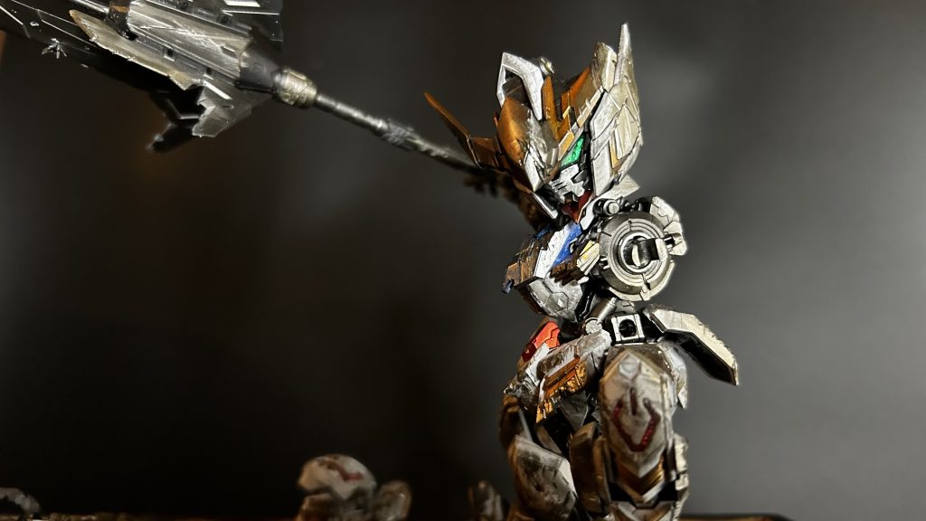 ドライブラシ、チッピング。ダメージ加工よりは精神的に楽な作業。間違ったり、気に入らなければ拭けばいいし。イメージよりズレててもイイ感じに見える(不思議)色は5色。でもメインカラーのシルバー、黒鉄色が強くて赤や銅、オレンジは肉眼で観ないと分かんない。感覚として、三日月は右半身麻痺だったからこそ、右側の攻撃に敏感なので、右より左のダメージが多いのでは?(この辺は小狼くん(ツバサver)もそうだった)。第四形態時代では右半身麻痺じゃないけどそこじゃスルー。左側のダメージを多めに。