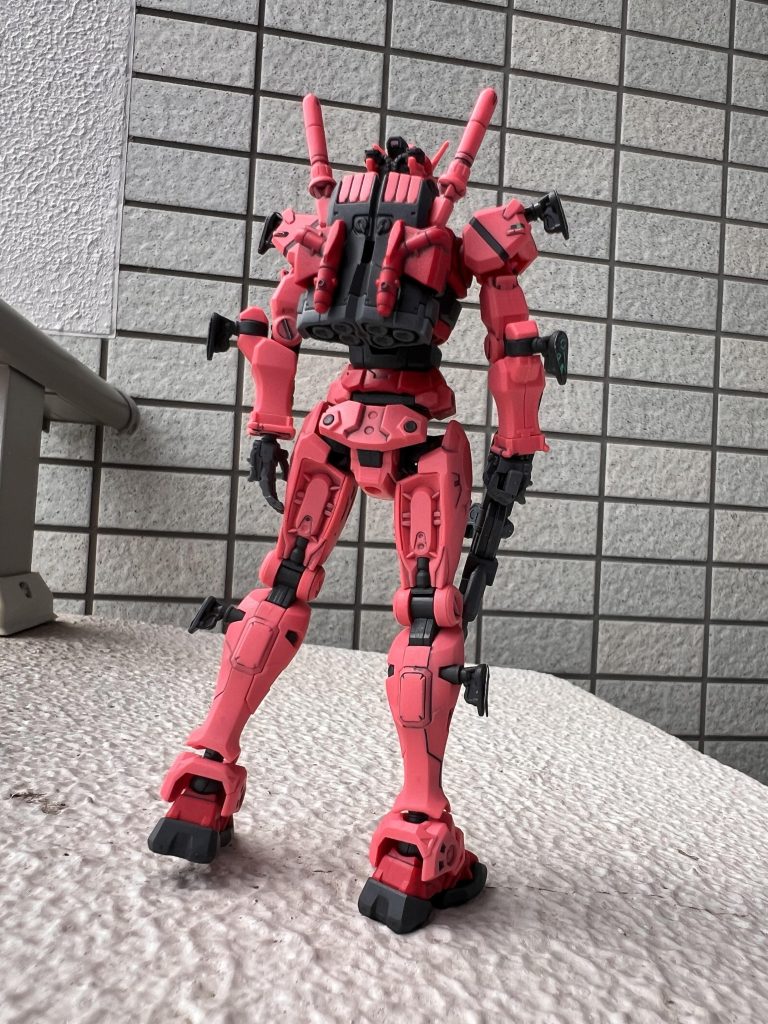 バックパックがコアファイターみたいでとてもカッコイイです(*'ω'*)後頭部のバルカン部品もリアリティを感じさせます。