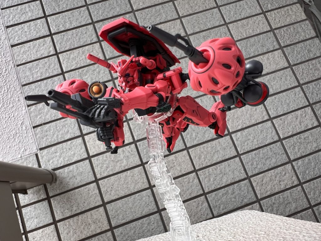 ジークアクスでは飛行シーンが多いので、立ち姿よりも飛行ポーズの方が印象深いですね(*'ω'*)