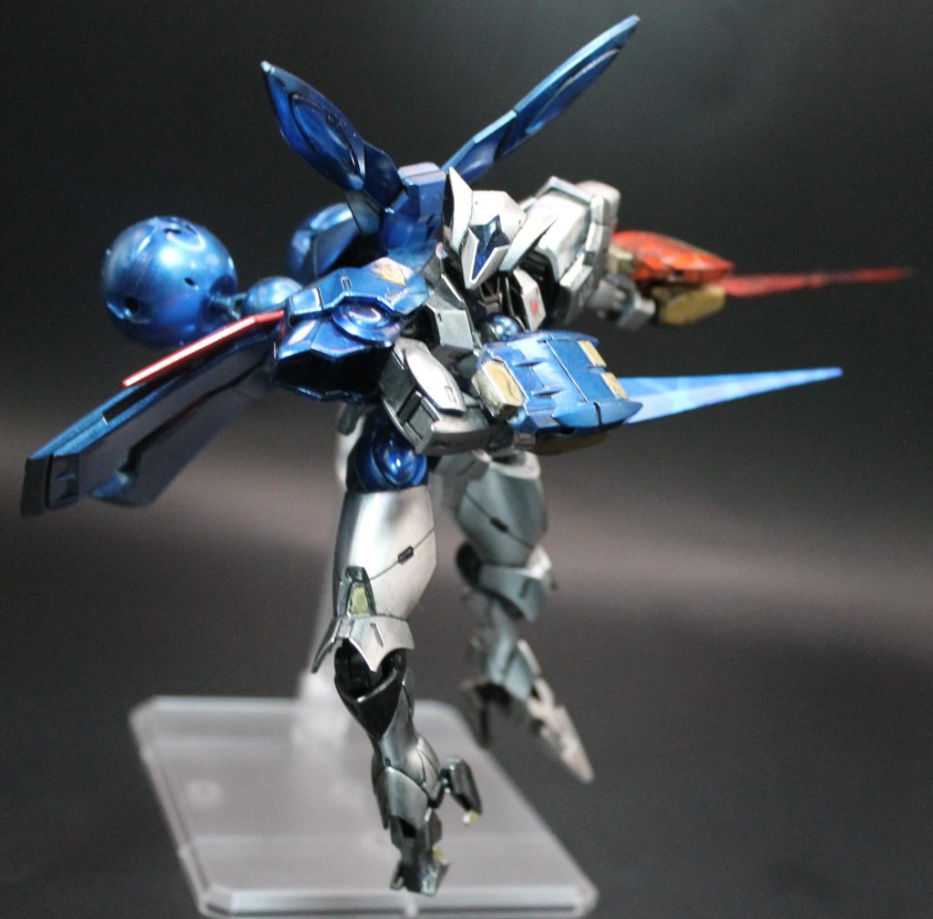 斬られる一秒前。ビット対策で懐に飛び込めるよう高機動な感じなんですかね。無人機対策のポッドといい仮想敵へのメタを貼りまくった機体というのも良いものですね。エース専用機みたいなピーキーさも感じる機体構成、素敵だ…