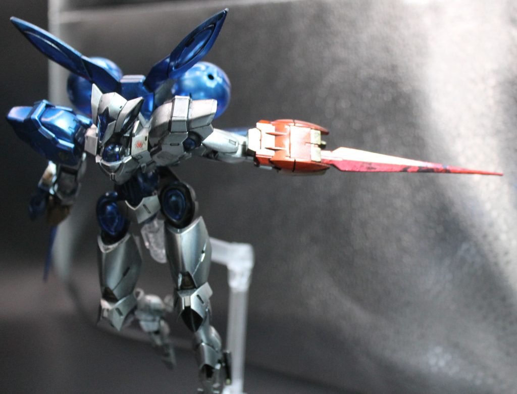 というわけで懐に飛び込む様子。ナルト走りみたいですね。高速で動くなら実体剣は重たくて邪魔になりそうですが、それを感じさせないかっこよさ。グラスレーのMSは面白武装や外連味を感じる武器が良いですよね…使いづらいだろそれみたいなのもありますが。