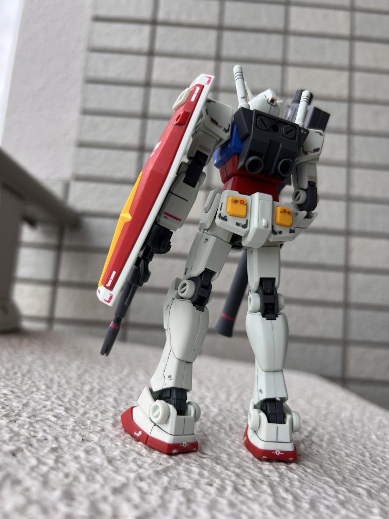 モールド不足が否めないですが、筋彫りは苦手なので、次回以降に。νガンダムのデカールを大量に貼ると思います。