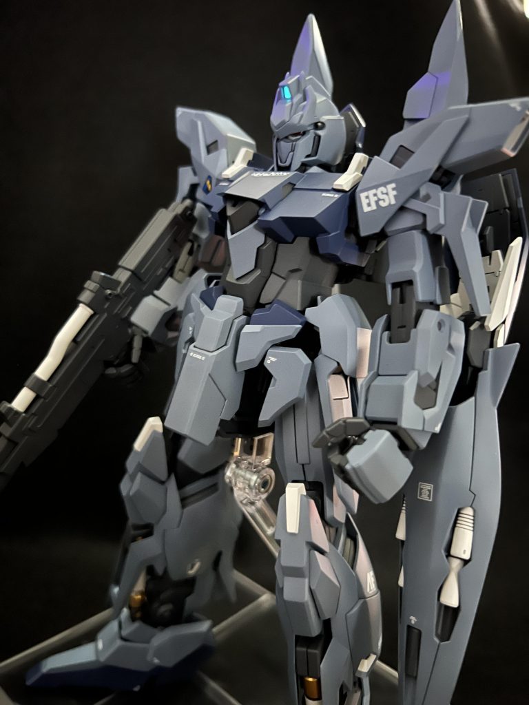 目はシールなので光りませんが、センサー部は蛍光塗料で光ります。