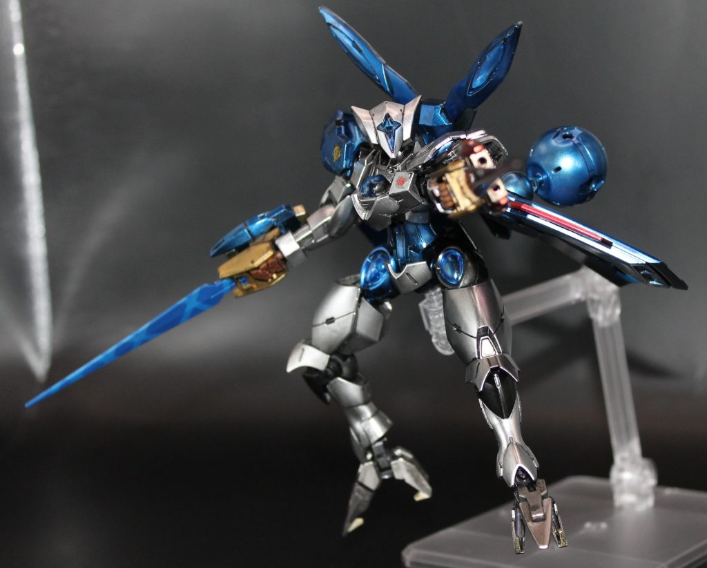 正面から。クリアパーツや本体で紫だった部分を青色にしています。バックパックやポッドも真っ青に。白い部分は鎧をイメージして銀色にしました。モチーフ元を見ながら塗装した結果ですが、なかなか様になってますね。アシンメトリーにできるのがオリジナルカラーの醍醐味なのかも。ちなみに肩のジオンマークはレラーナが敵役だから貼った…のですが考えてみたらベギルベウも普通に悪役な立ち位置でしたね。おとなしくドミニコス隊のデカールを使っても良かったか。