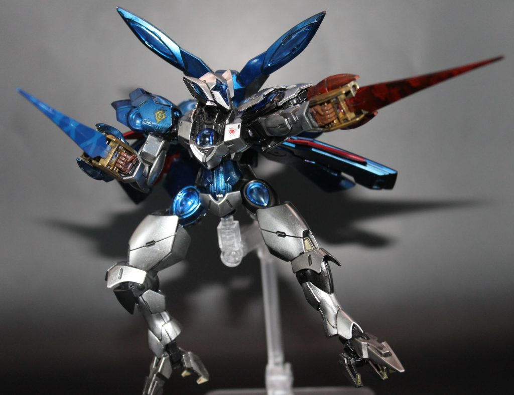 武器構え。実体剣は若干細身にした後、ラップ塗装とマスキングで変化を付けています。この銃と一体になってるカタールが本当にかっこいい。突き刺してからビームを撃ち込むシーンが印象に凝っています。