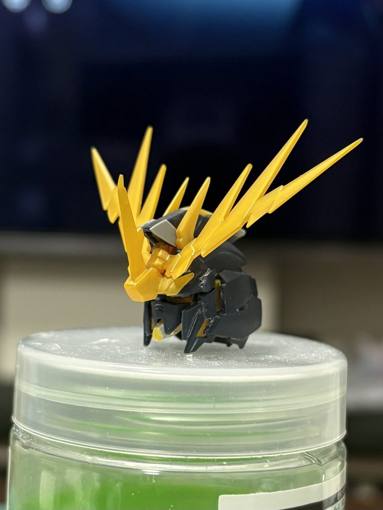 頭部トサカ部、前方プラ板にてビルドアップ後方はプラ板、パテにて延長カメラアイはプラ板を貼り大型化首を1ミリ延長口のパーツプラ板にて1ミリ延長アンテナはびんびんにヤスってシャープ化