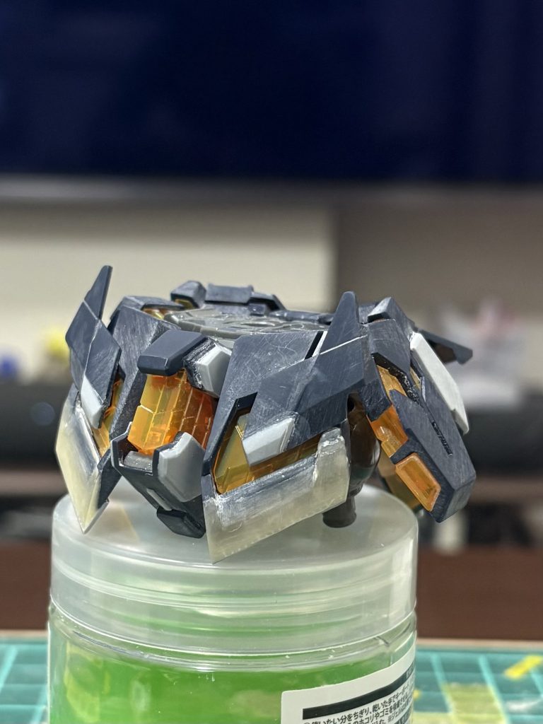 腰部プラ板にて面構成変更フロントアーマーは下方へ4ミリ延長パテの面出しが難しかったです、もっと頑張らんと💦