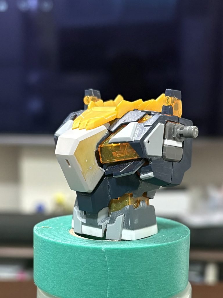 胸部1ミリ、0.5ミリプラ板を用いて面構成を変更コクピット部はエポパテで造形肩位置2ミリ上方へ移動胴部分、3ミリ延長エポパテからの面出し、シンメトリー出しにずっと悩まされましたw