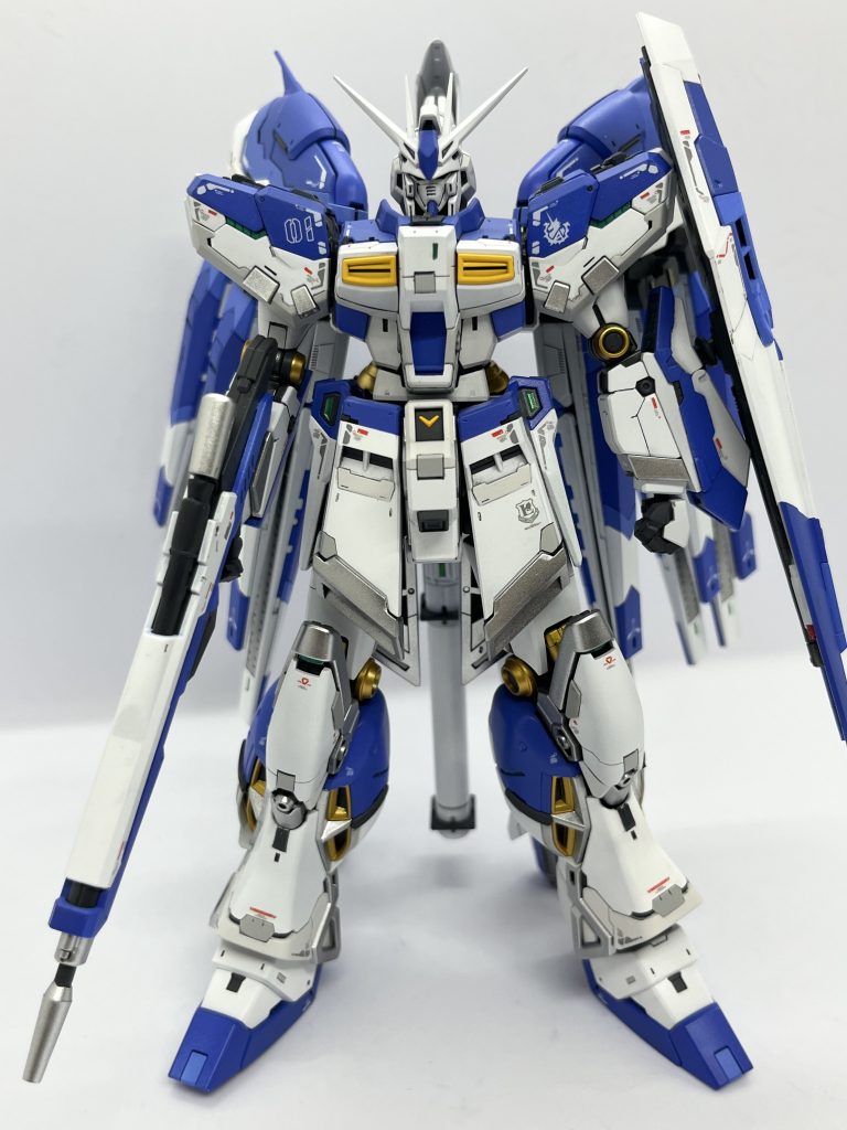 真正面から全身にわたり、スジボリ、プラ板、プラチップなどでディテールアップ、パーツの境目で濃淡を付けて情報量を増やしました。白色は3色、ブルーは2色、メタリックカラーは5色使用しています。