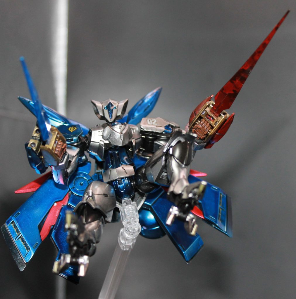 猛禽のような足を前にして一枚。自立は難しいですが支えがあると色々とかっこいいポーズが取れますね。高速で飛び込んできて食らいつく、そのまま剣でバッサリという風景が思い浮かびます。手のパーツは皮手袋っぽく塗装したのですが良い感じになじんでいますね。軽めにウオッシングしたのが効いてるか。