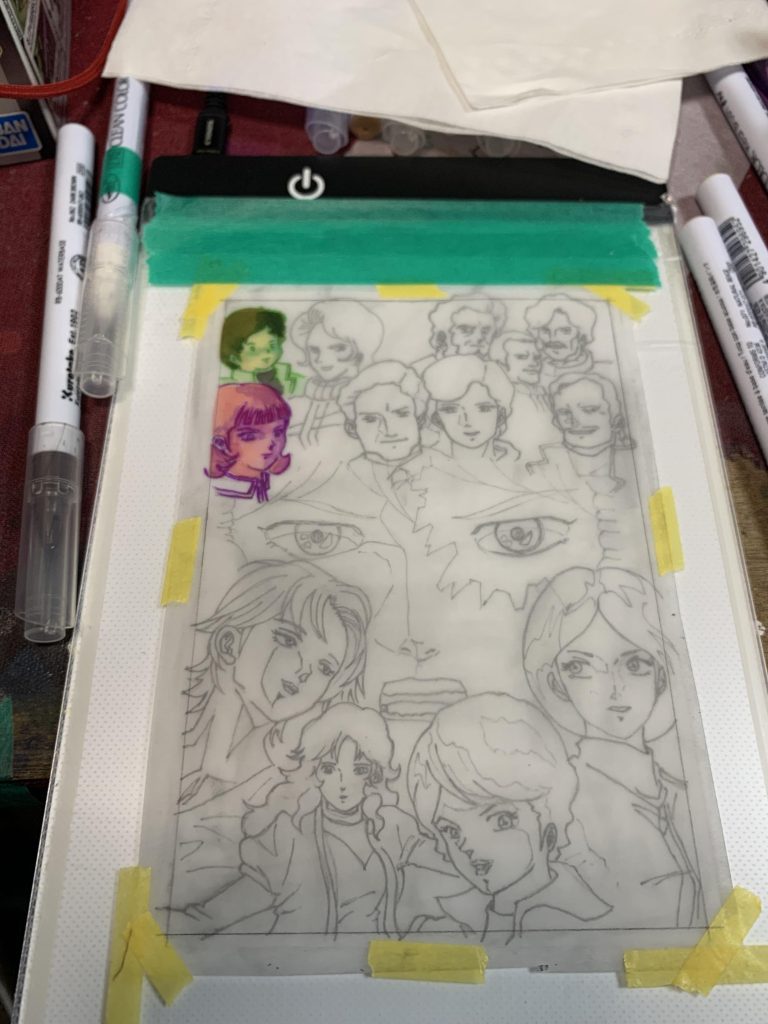 台座用の絵はトレーシングペーパーに下絵を描いて、百均のトレースボードに貼り付けて再度トレーシングペーパーを重ねて複製する感じです。これなら失敗しても複製が楽になります。ちなみに、色付けで2回失敗しています(笑)