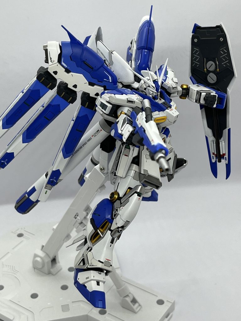 射撃ショット。ビームライフルはツートンカラーで塗り分けたのですが、何かストライクフリーダムみたいになりました😅