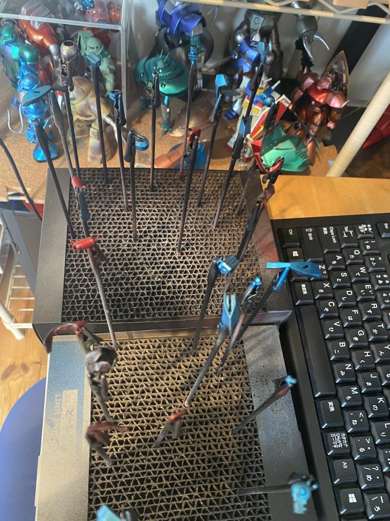 作ってから全部バラしました。ほんとに細かいです。…後ろにビクザムが居ます。今アツいモビルアーマーなのでは？