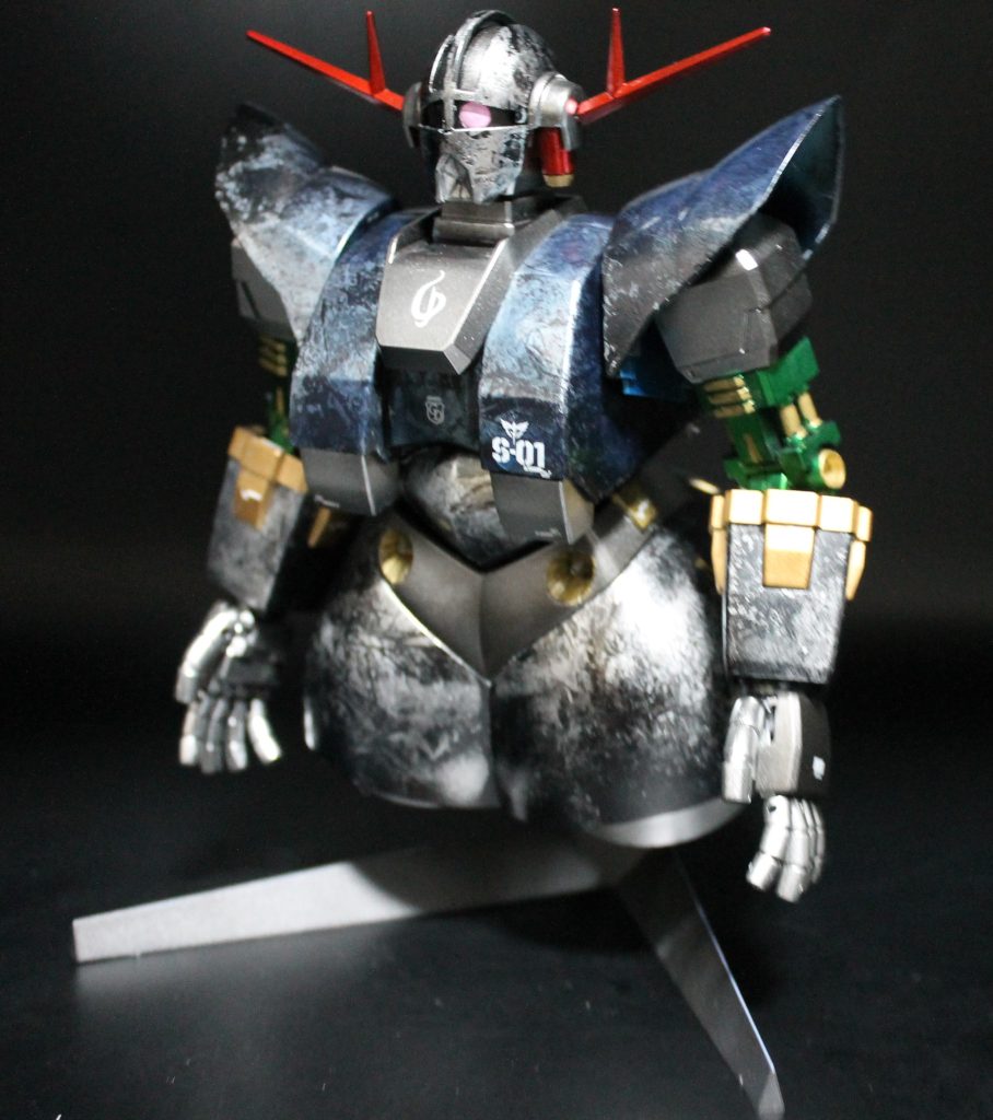 若干斜めからの一枚。実は青色の部分は塗り直しています。すごい鮮やかな水色になってしまったためです。設定画や成形色に準じようとしたら、黒と銀のラップ塗装には馴染みませんでした。一度黒で塗りつぶして初めからやり直したのは結構苦しかった…